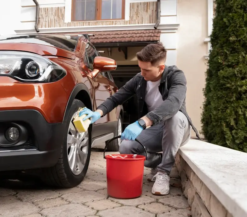 Lavage auto à domicile Castelnau d'Auzan Labarrère : professionnel intervenant sur un véhicule